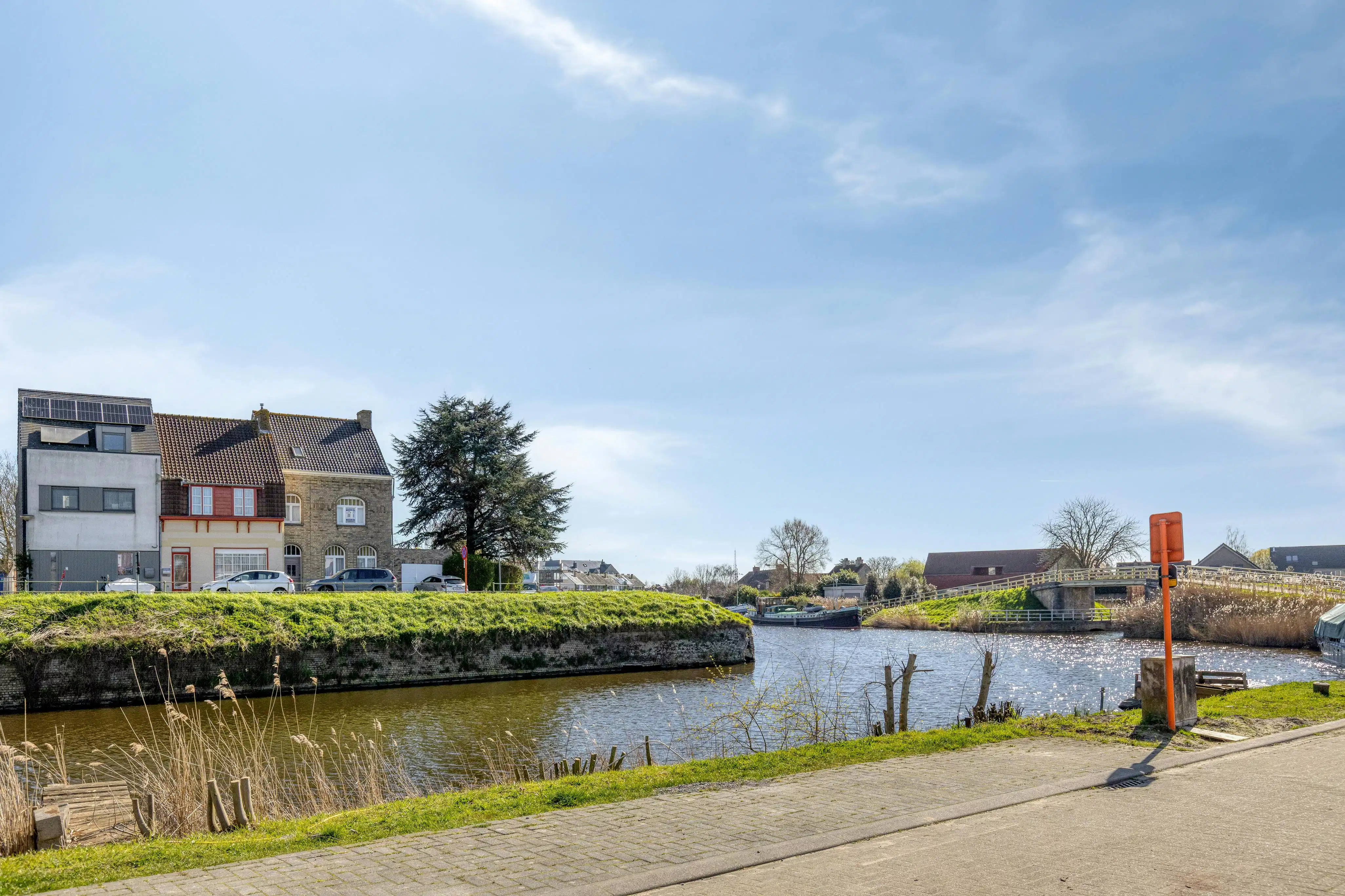 Karaktervolle woning met ruime tuin gelegen langs het water. foto 11