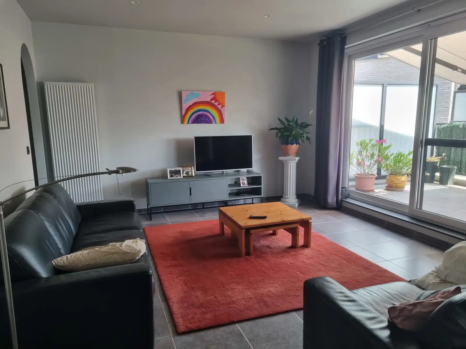 Ruim app met 2 slaapkamers, terras en 2 autostaanplaatsen foto 2