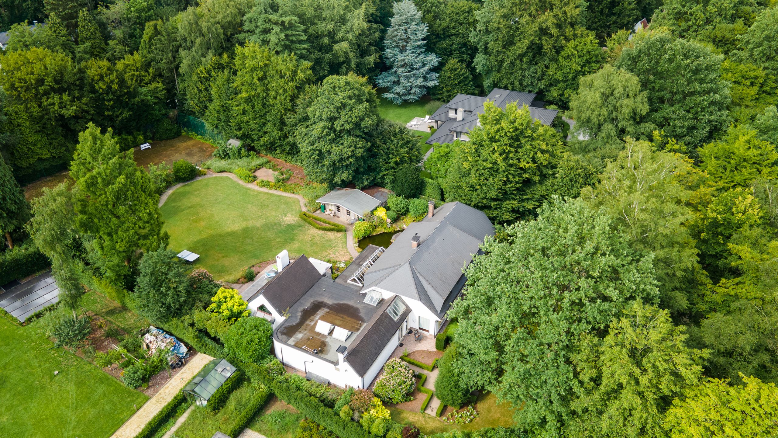 Villa met binnenzwembad en tennisterrein op toplocatie. foto 42