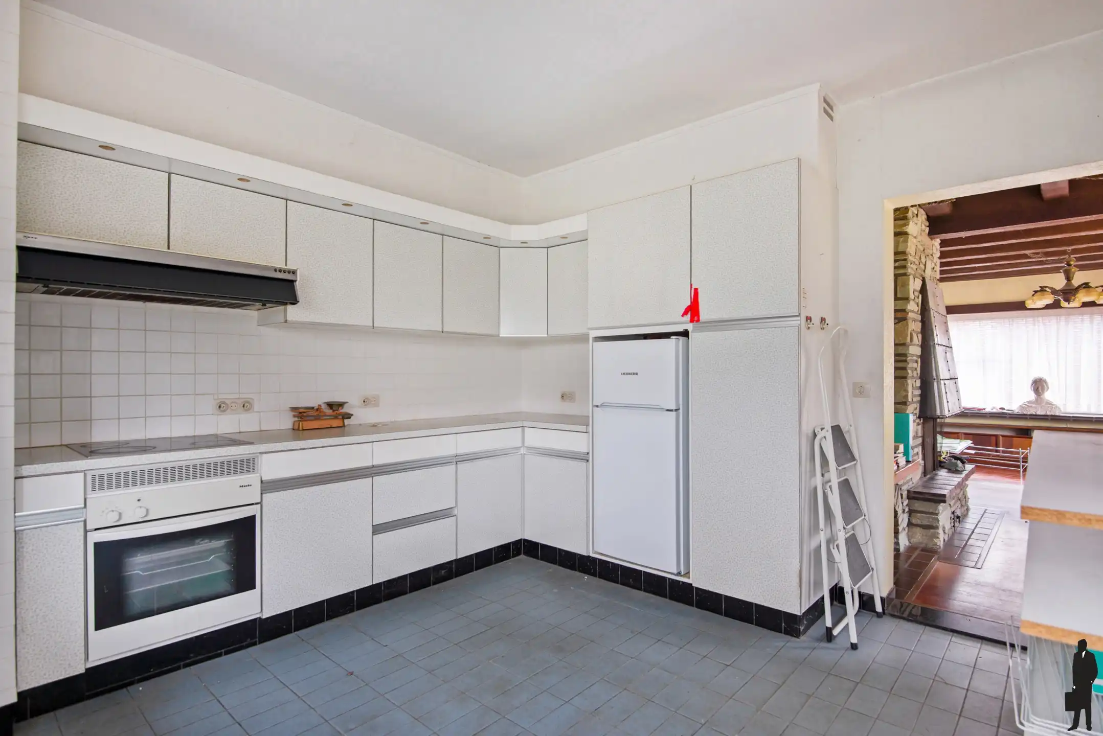 Te renoveren woning met veel mogelijkheden op een toplocatie foto 9