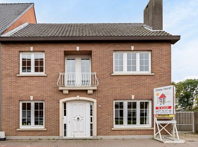 Instapklare woning met 4 slaapkamers en volop mogelijkheden, vlak bij het dorpscentrum foto {{pictureIndex}}