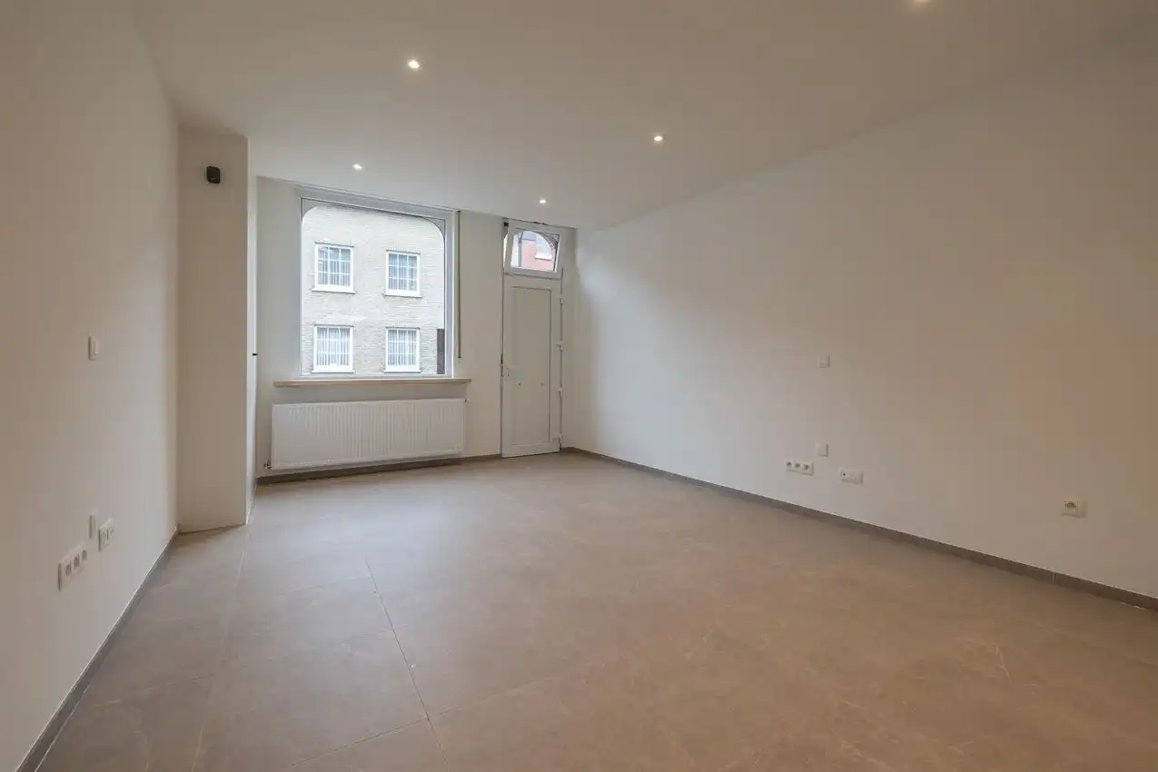 Vernieuwde rijwoning met drie slaapkamers en mooie tuin foto 2