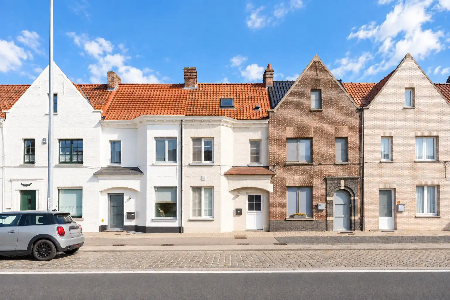 Stijlvol gerenoveerde woning vlak aan de Leie in Astene foto {{pictureIndex}}