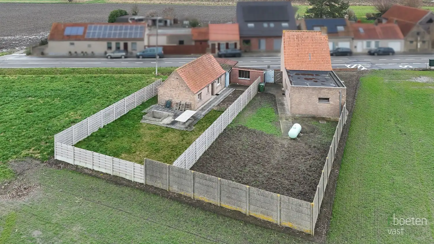 ALVERINGEM: Landhuis met conformiteitsattest, 2 (mog. 3) slaapkamers, interessant bijgebouw en dubbele garage met tuin op 795m² grondopp. foto 18