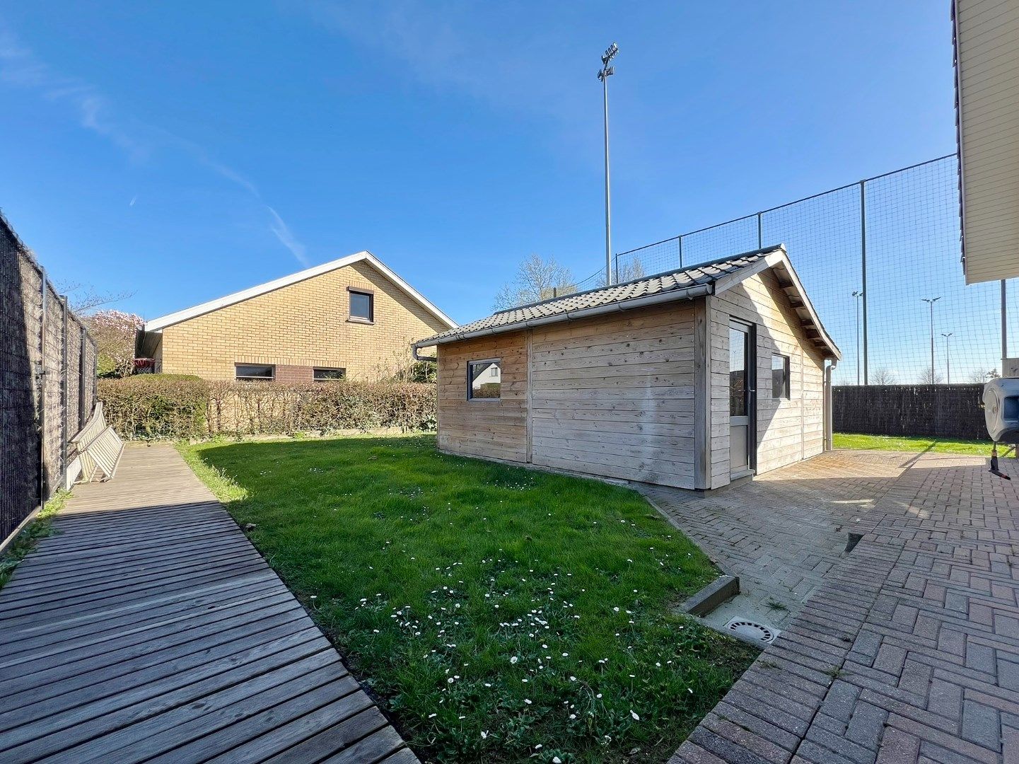 Gerenoveerde gelijkvloerse villa in rustige wijk met zonnige tuin en twee garages.  foto 25