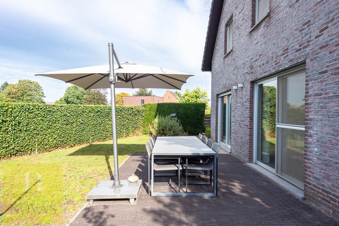 Ruime instapklare woning met 4 tot 5 slaapkamers, zonnepanelen, airco, inpandige garage en buitenstaanplaatsen foto 31