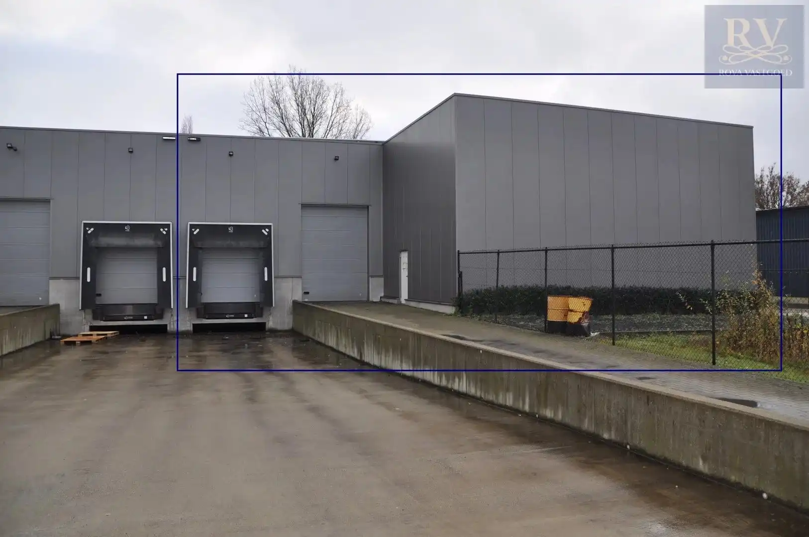 OPSLAGLOODS VAN +-926 M² MET LAADKADE EN POORTEN OP EEN CENTRALE LOCATIE IN ZONHOVEN foto {{pictureIndex}}