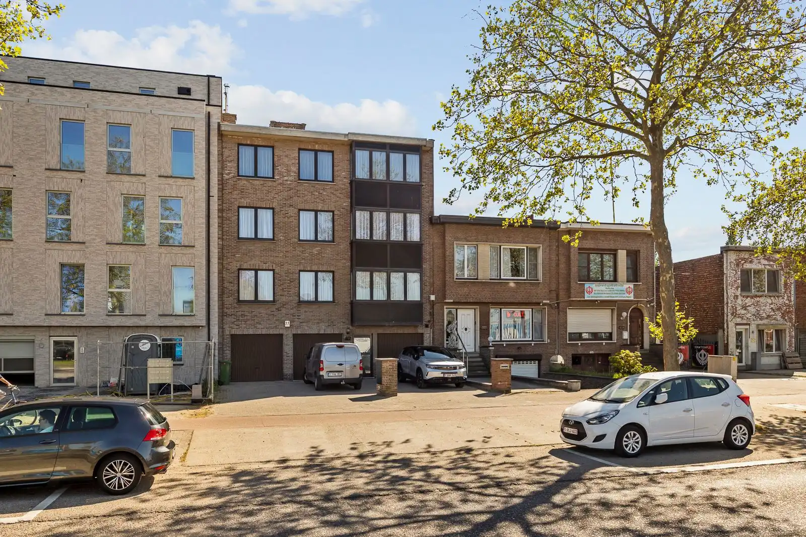 Zeer ruim appartement (mogelijkheid tot 3 slpks, nu 2) met zonnig terras. foto {{pictureIndex}}