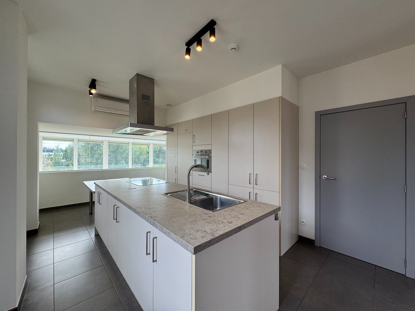 TE HUUR: Ruim Duplex-appartement met 4 staanplaatsen in Diepenbeek foto 8