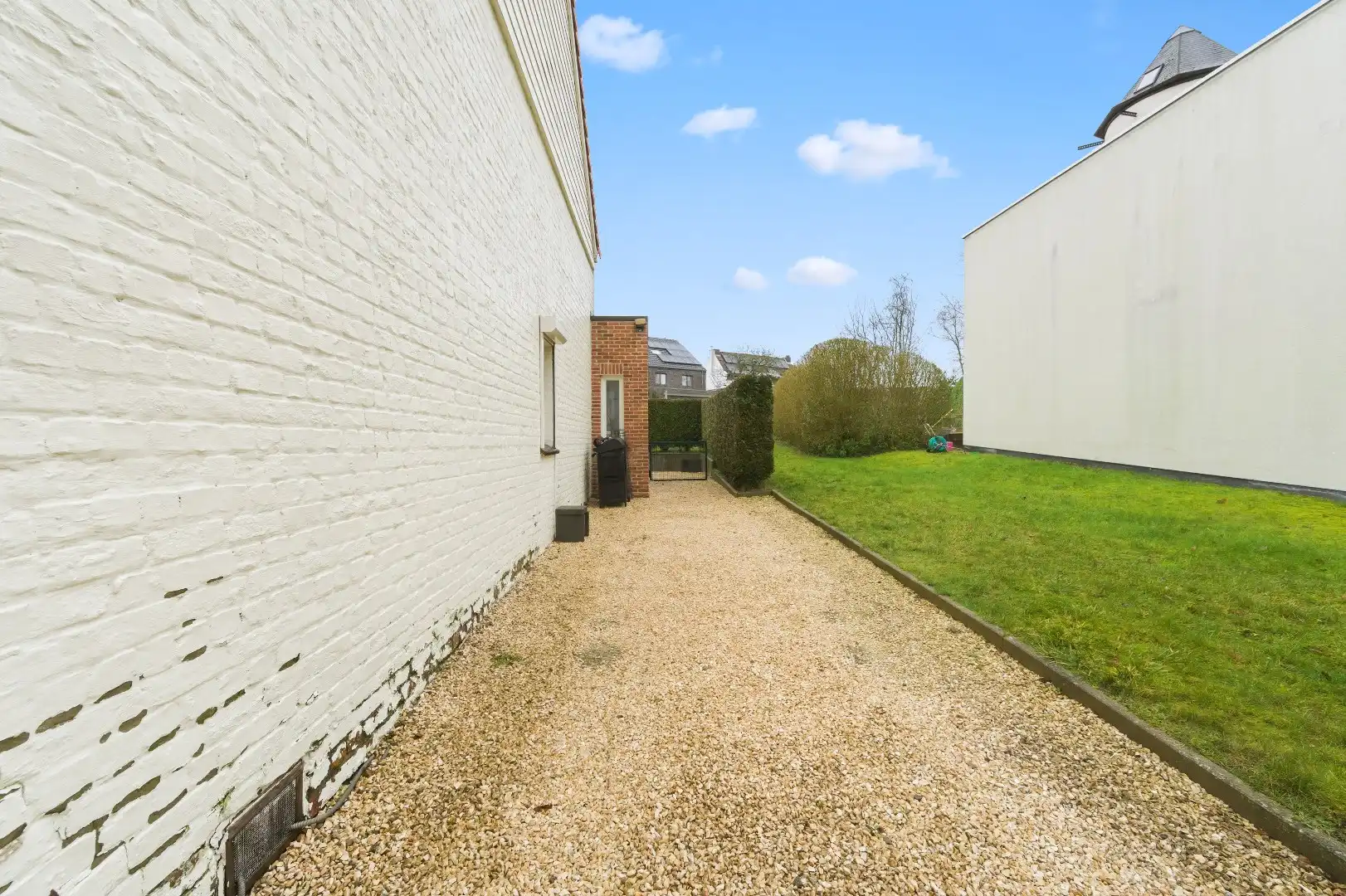 Zeer goed gelegen open bebouwing met 2 zeer ruime slaapkamers, garage en aangelegde tuin met terras foto 27