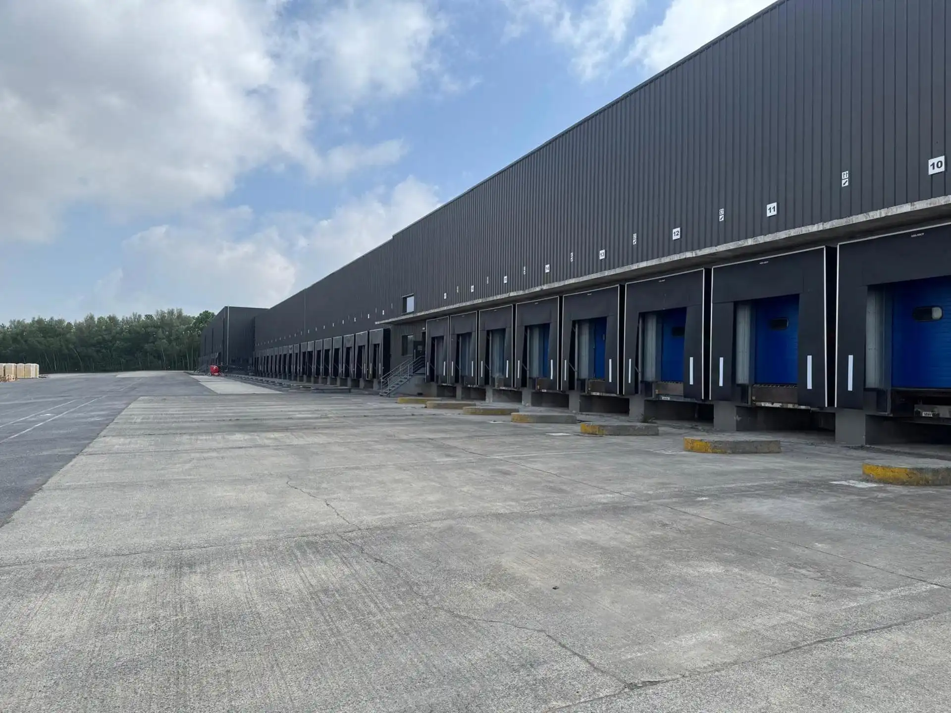 Magazijnen met kantoor en ruime parking te huur foto {{pictureIndex}}