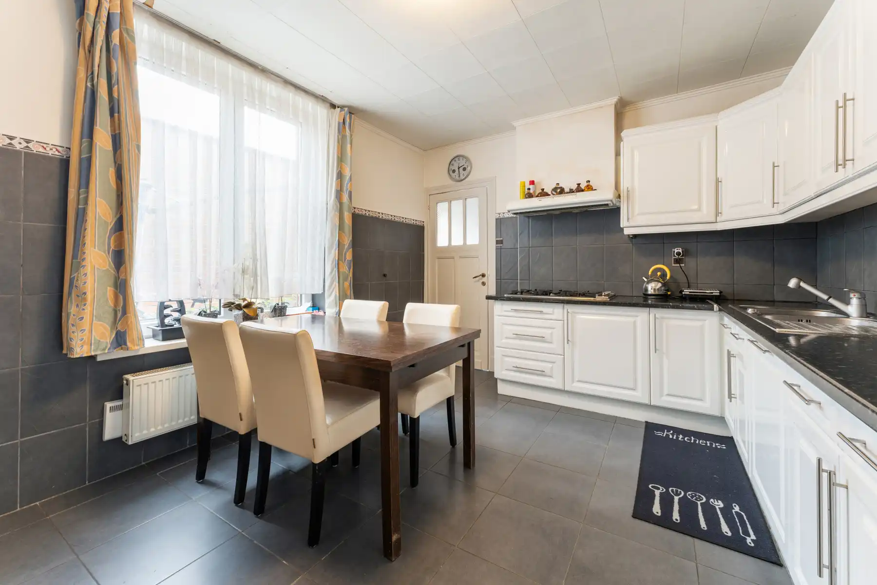 Vernieuwde woning,  gelegen te Roeselare met tuin en garage  foto 2