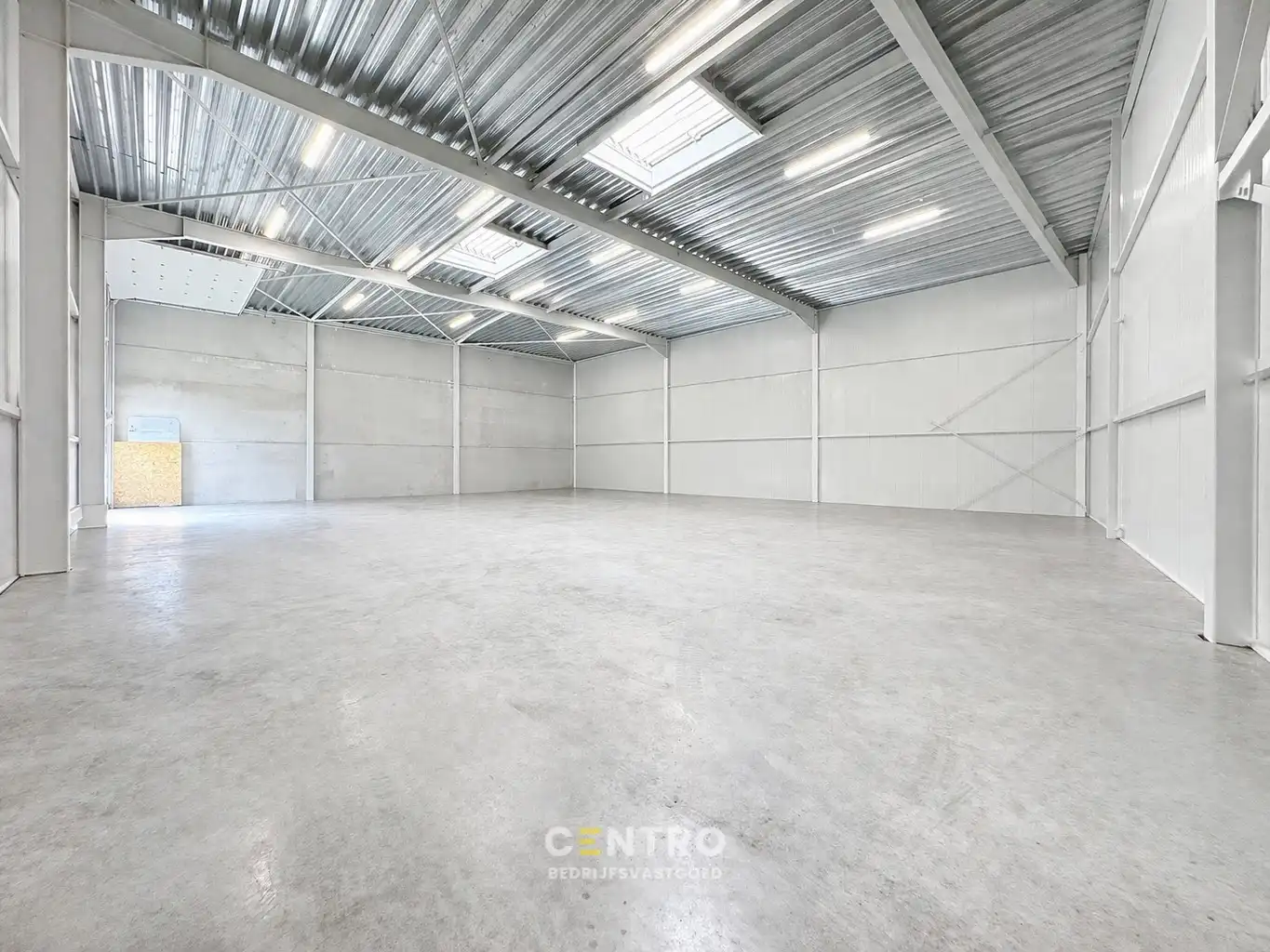 NB MAGAZIJN (345m²) met elektrische sectionaalpoort en sanitair blok te huur op industriezone "Herdersbrug" te 8000 Brugge foto {{pictureIndex}}