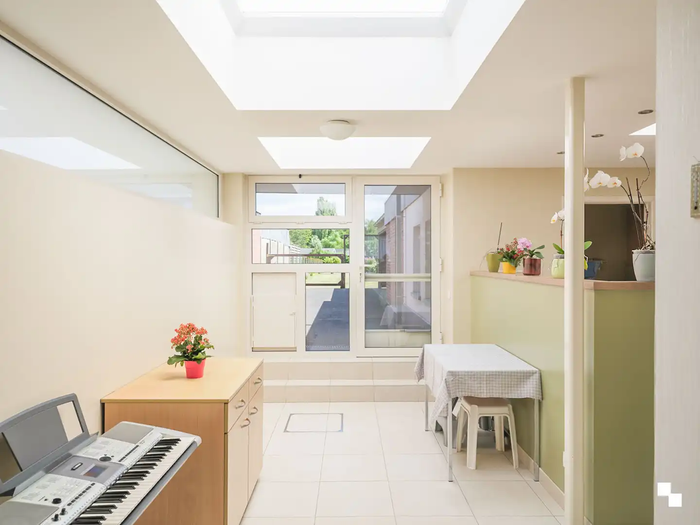 Op te frissen woning met gezellige tuin in het hart van Merelbeke foto 4