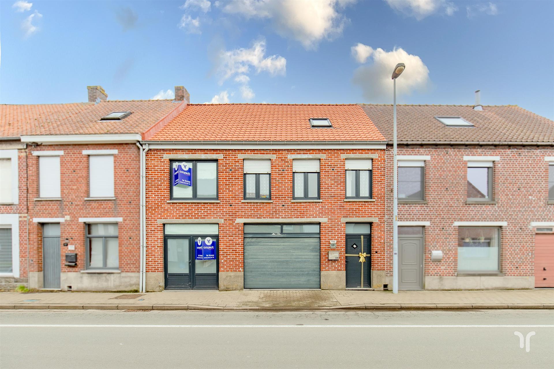 Ruime woning met 4 slaapkamers, tuin en grote garage. foto {{pictureIndex}}