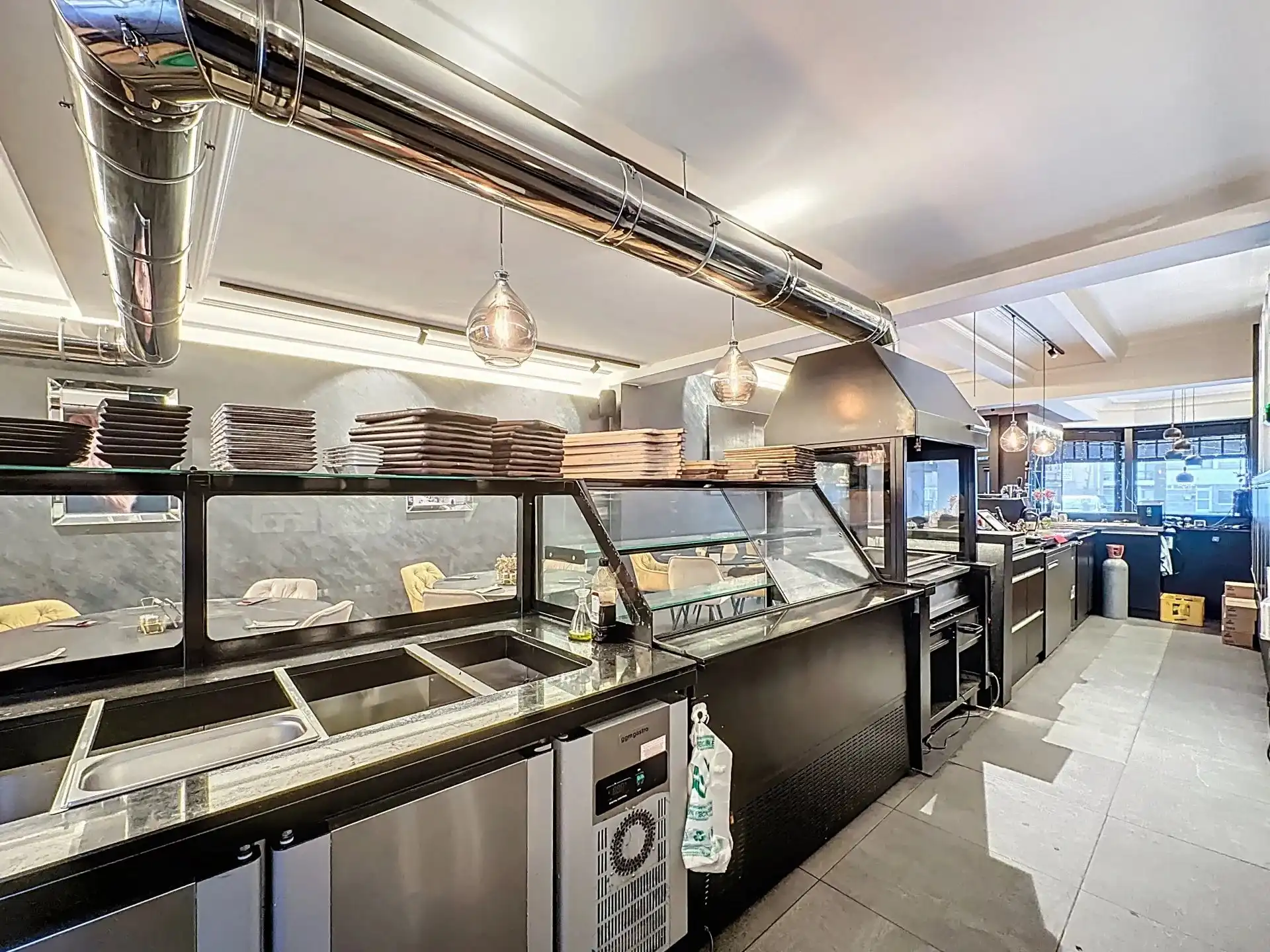 Zeer ruim handelspand met groot terras, buitenberging op toplocatie in Mol-centrum. foto 8