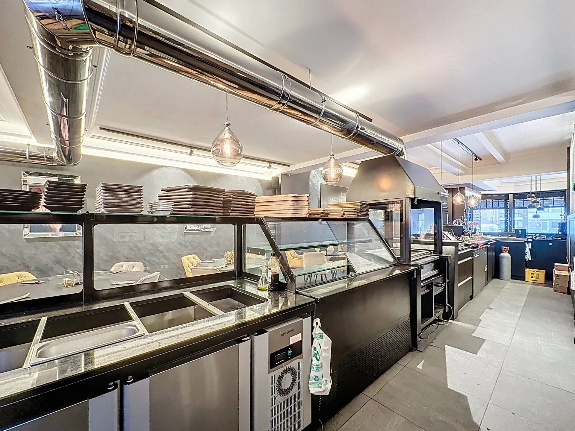 Zeer ruim handelspand met groot terras, buitenberging op toplocatie in Mol-centrum. foto 8