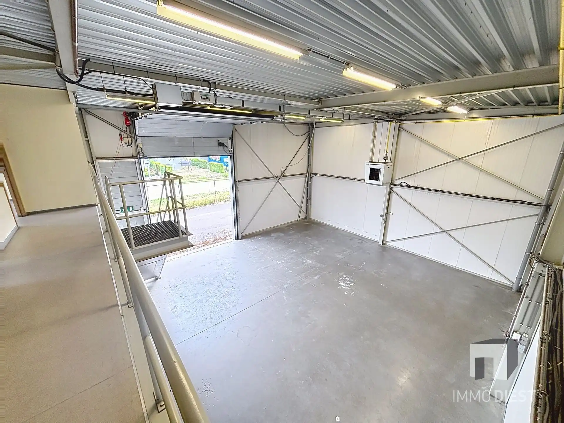 Magazijn met bureel op triple A-locatie foto 10