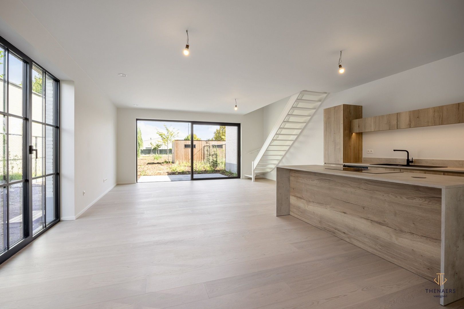 INSTAPKLARE LUXE EN ENERGIEZUINIGE NIEUWBOUWWONING MET 3 SLAAPKAMERS EN AANGELEGDE TUIN. foto 3