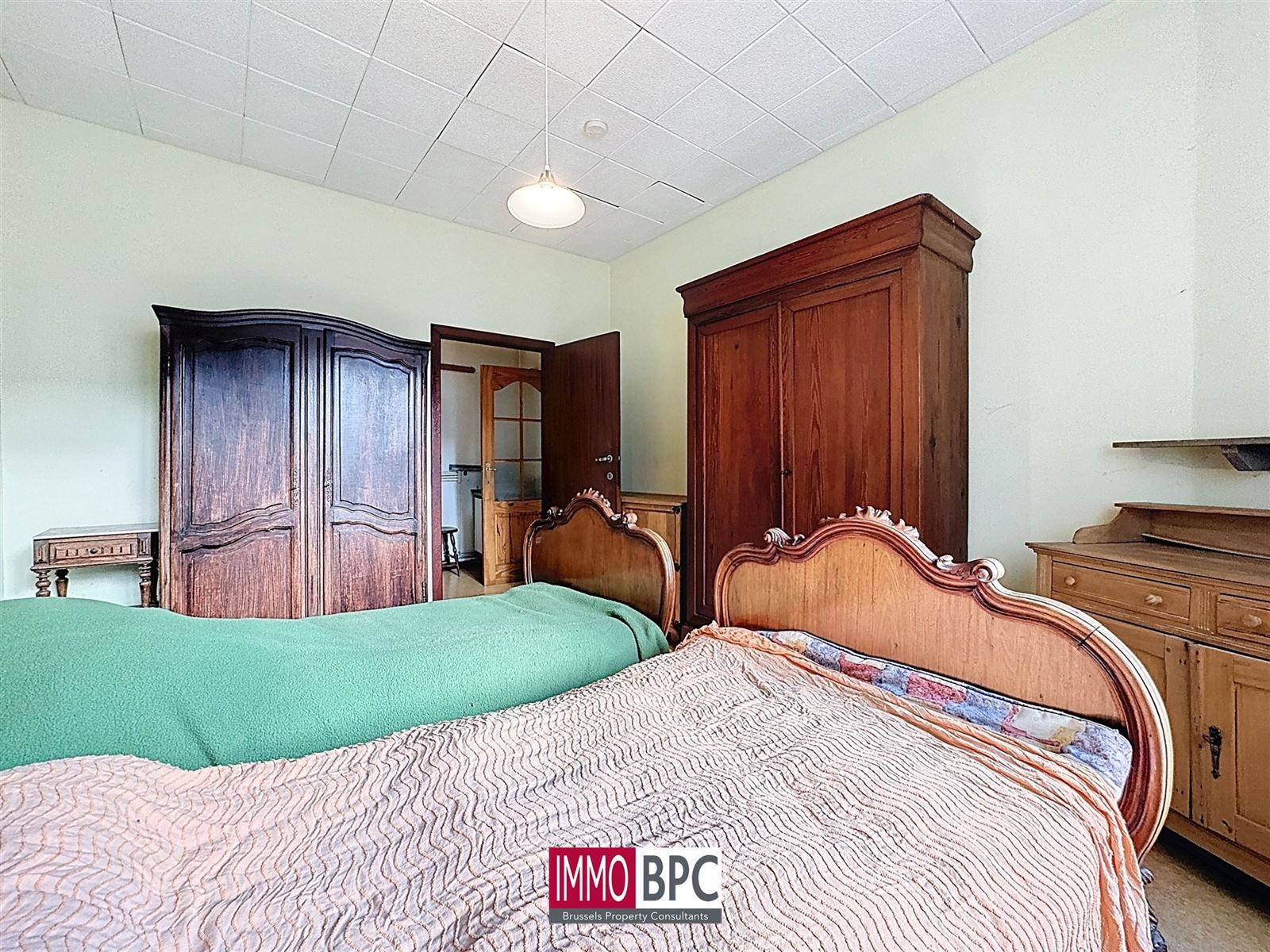 Kleine charmante achterwoning met tuin en dubbele garage te renoveren  foto 17