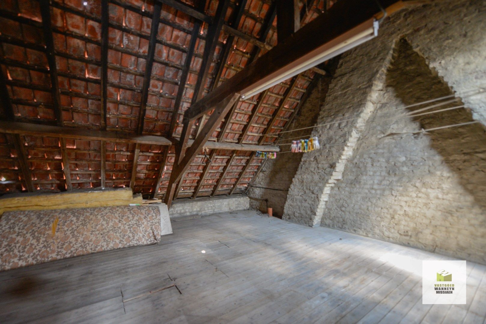 Karaktervolle, te renoveren woning met 3 slaapkamers, diepe tuin, garage met uitweg. foto 16