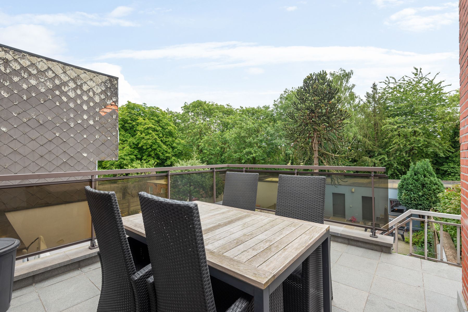 Goed onderhouden polyvalente woonst met tuin en 2 garages foto 2