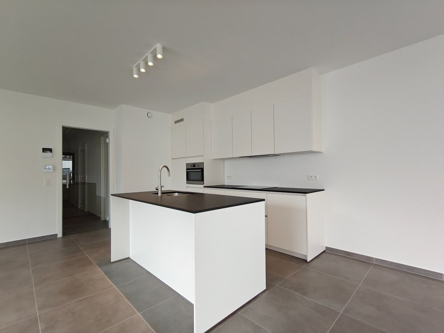 Luxe nieuwbouwappartement met tuin, 3 slaapkamers en autostaanplaats foto 7