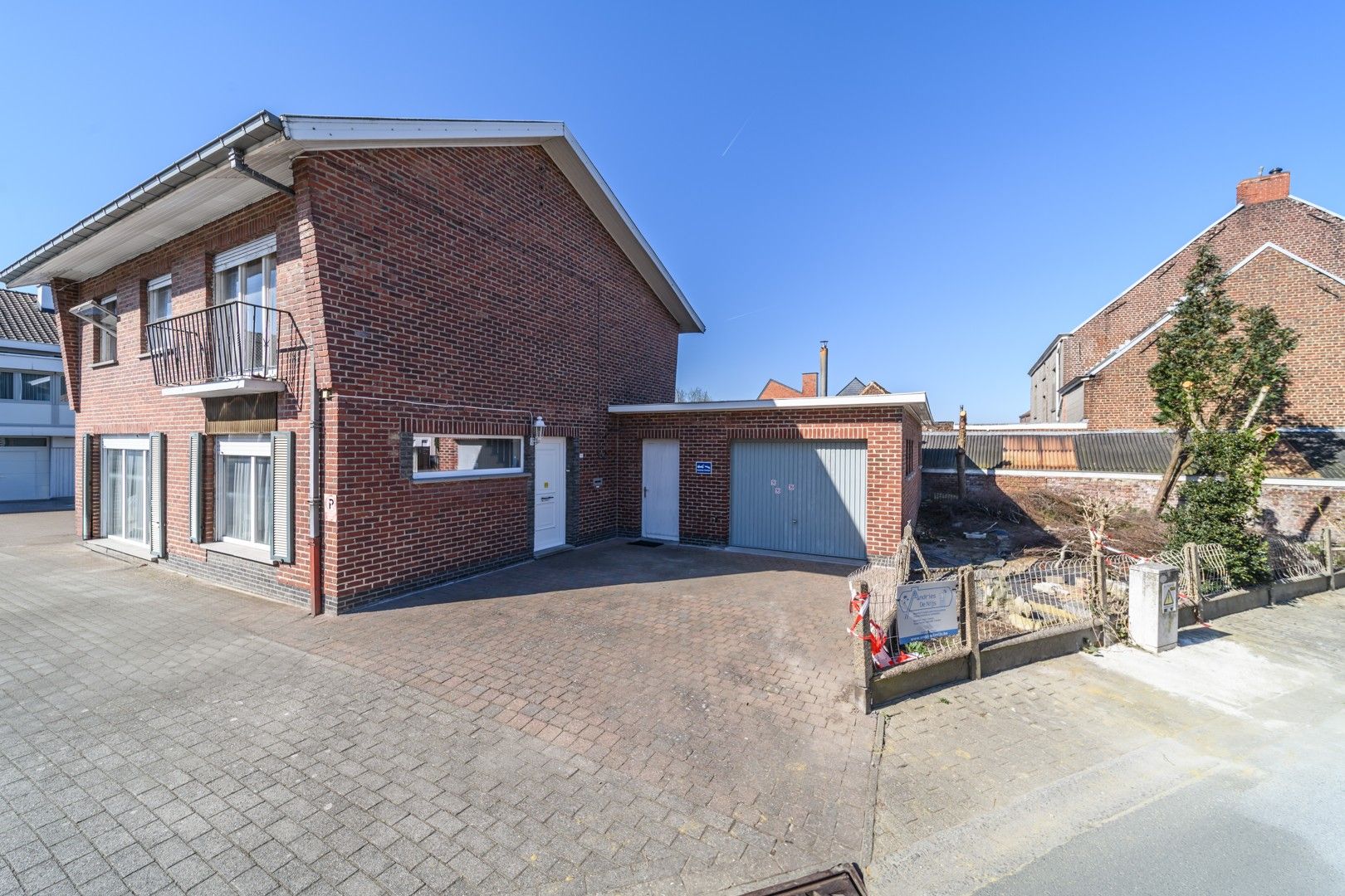 Centraal gelegen, ruime te renoveren gezinswoning foto 3