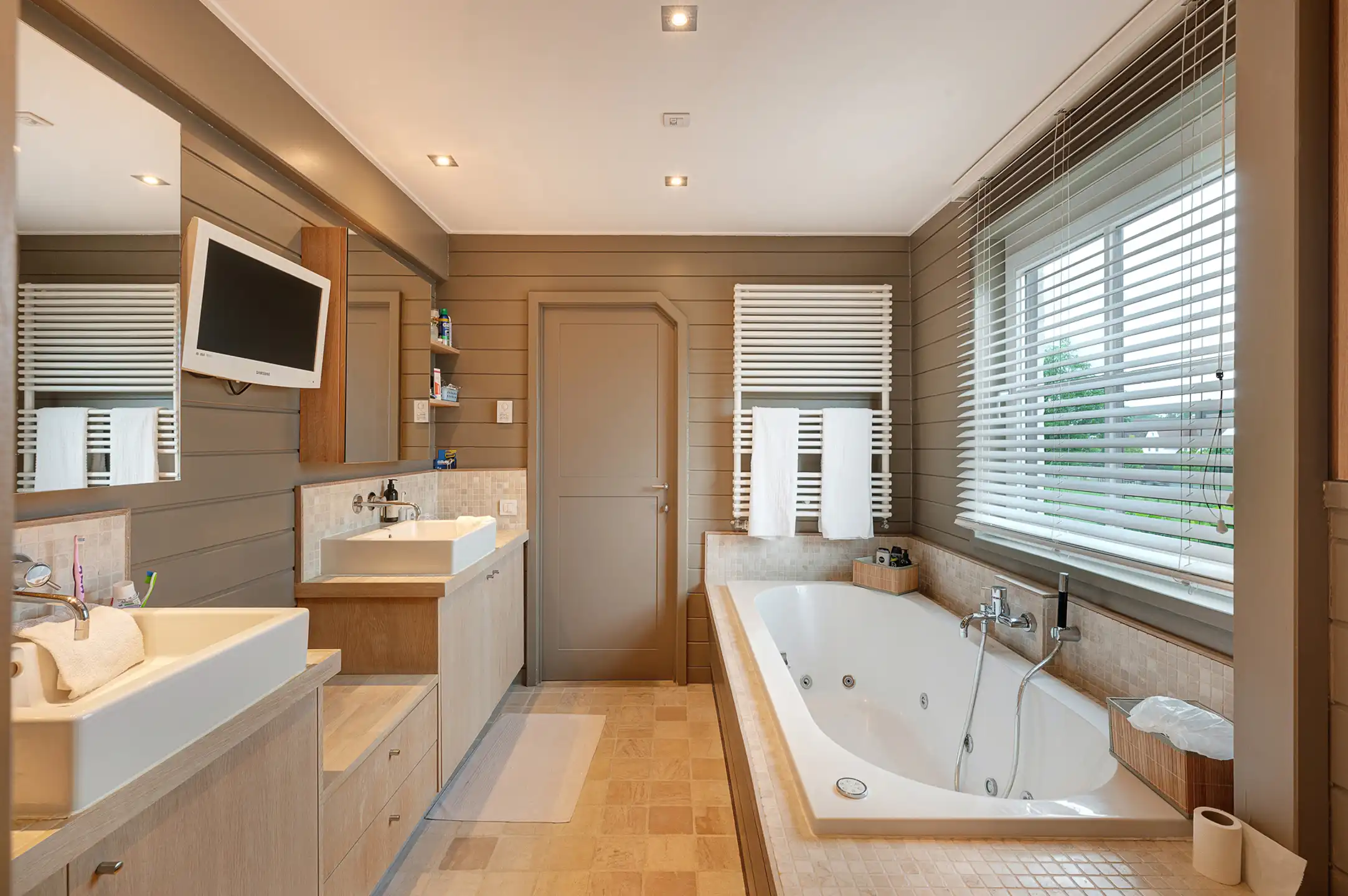 Exclusieve villa met zwembad en panoramisch polderzicht foto 22