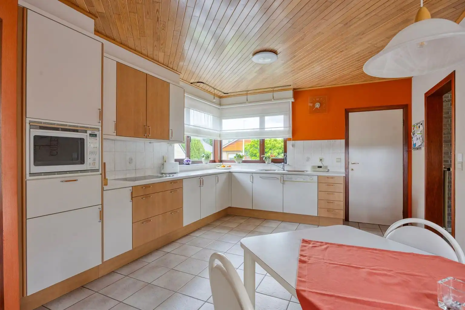 Toffe, vrijstaande split-level woning met 4 slaapkamers, inpandige garage, prachtig aangelegde tuin en zonnepanelen, rustig gelegen in het landelijke Ophoven.  foto 6