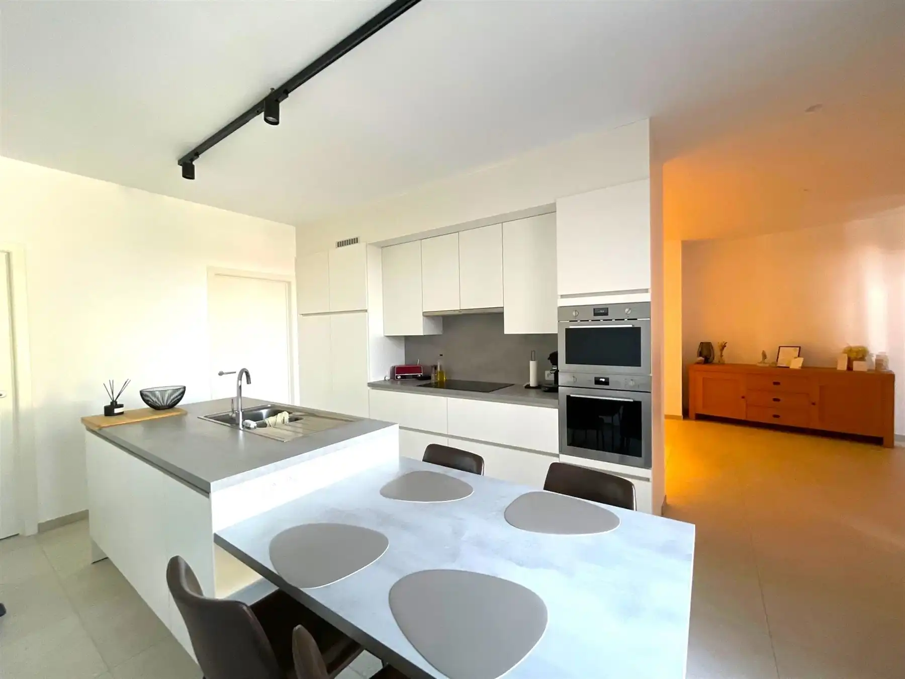 Tijdloze moderne woning met drie ruime slaapkamers  foto 8