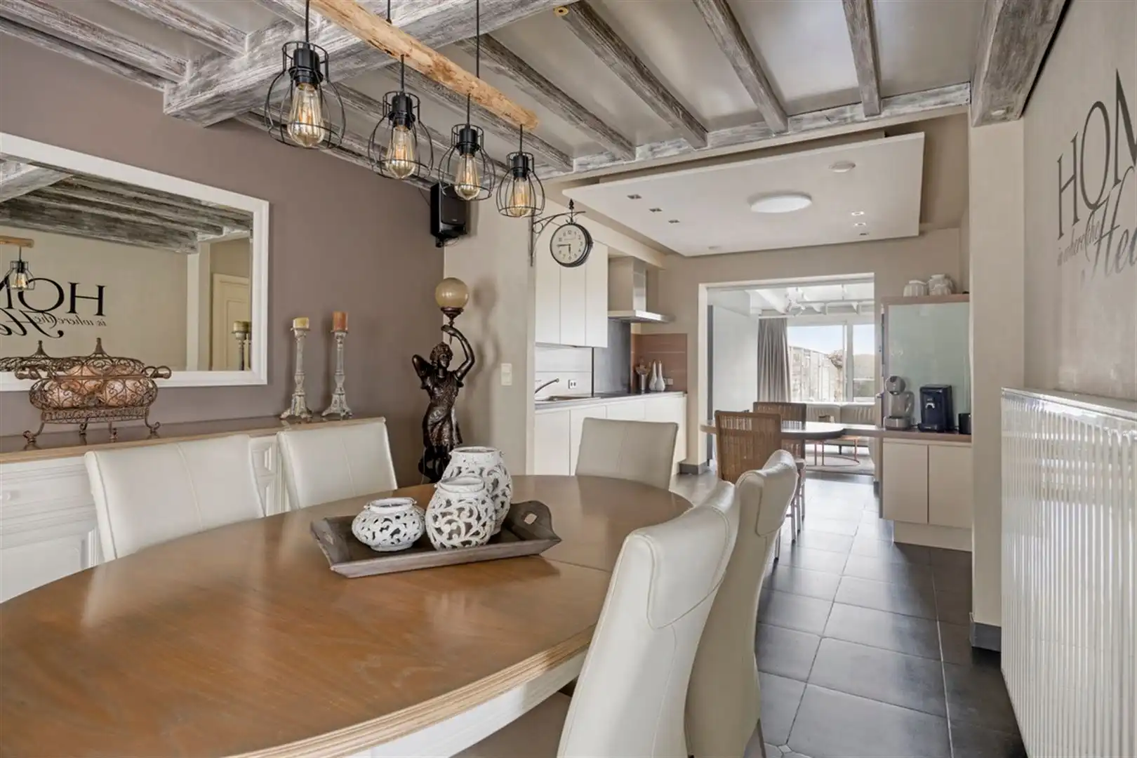 Goed onderhouden en mooi afgewerkte woning op een toplocatie te Oostakker.  foto 8