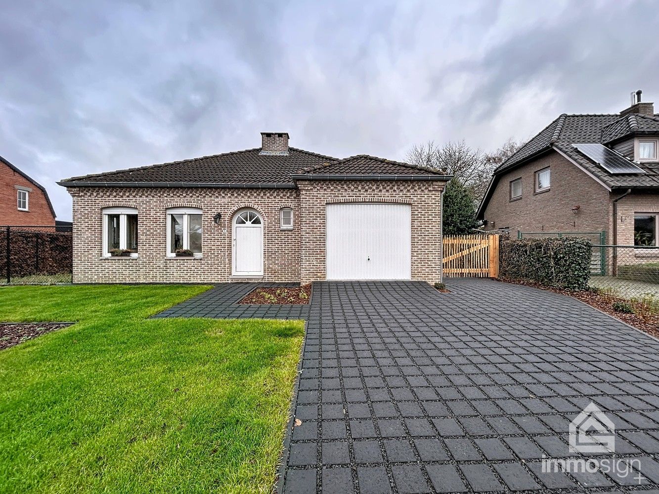 Instapklare laagbouwwoning met 2 (mgl. 3) slaapkamers en dubbele garage op een perceel van 718 m² foto 2