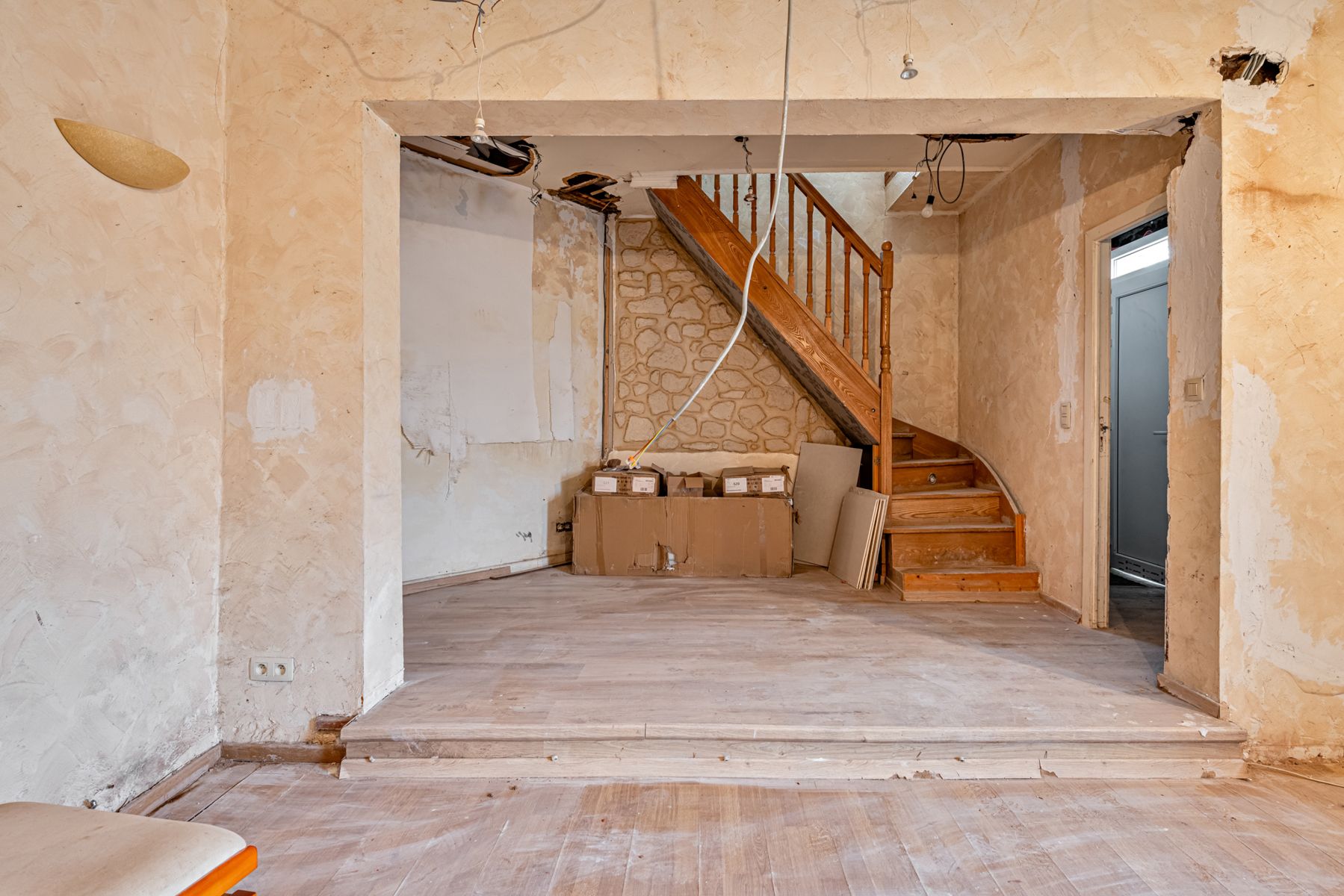 Af te werken woning met drie slaapkamers en terras  foto 7