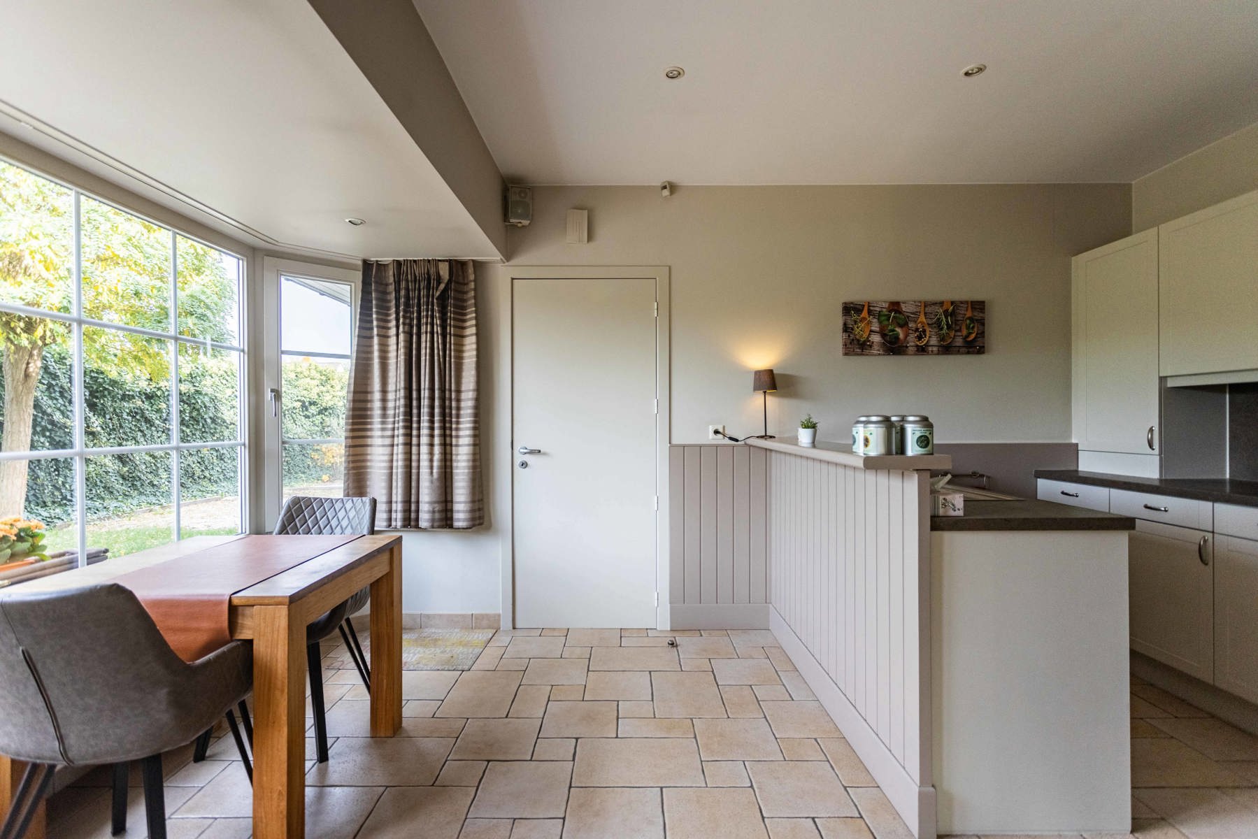 Te koop: Gezinswoning met praktijkruimte in een rustige wijk foto 8