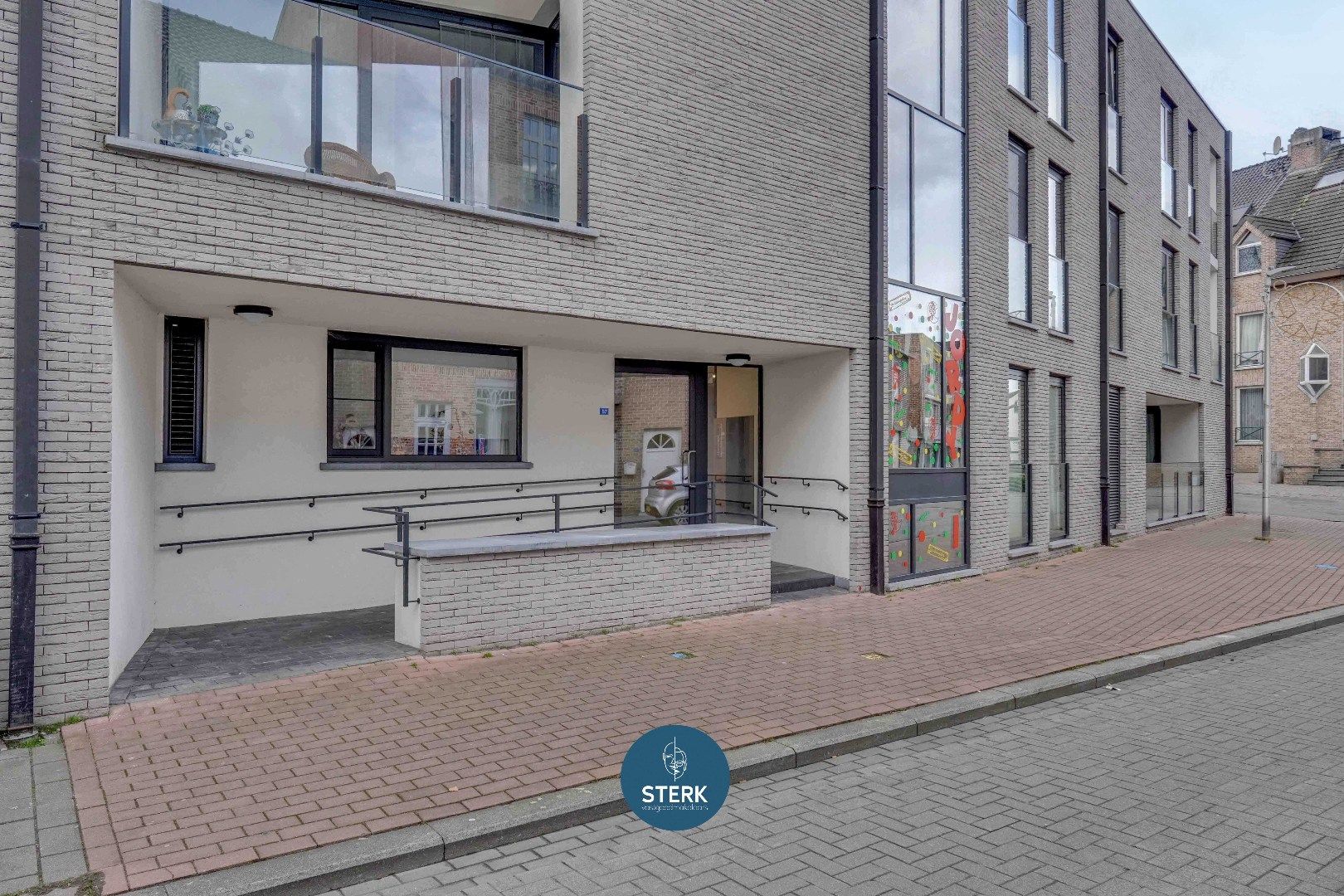 RECENT APPARTEMENT INCLUSIEF PARKING + 2 BERGINGEN IN CENTRUM LANAKEN !  foto 27