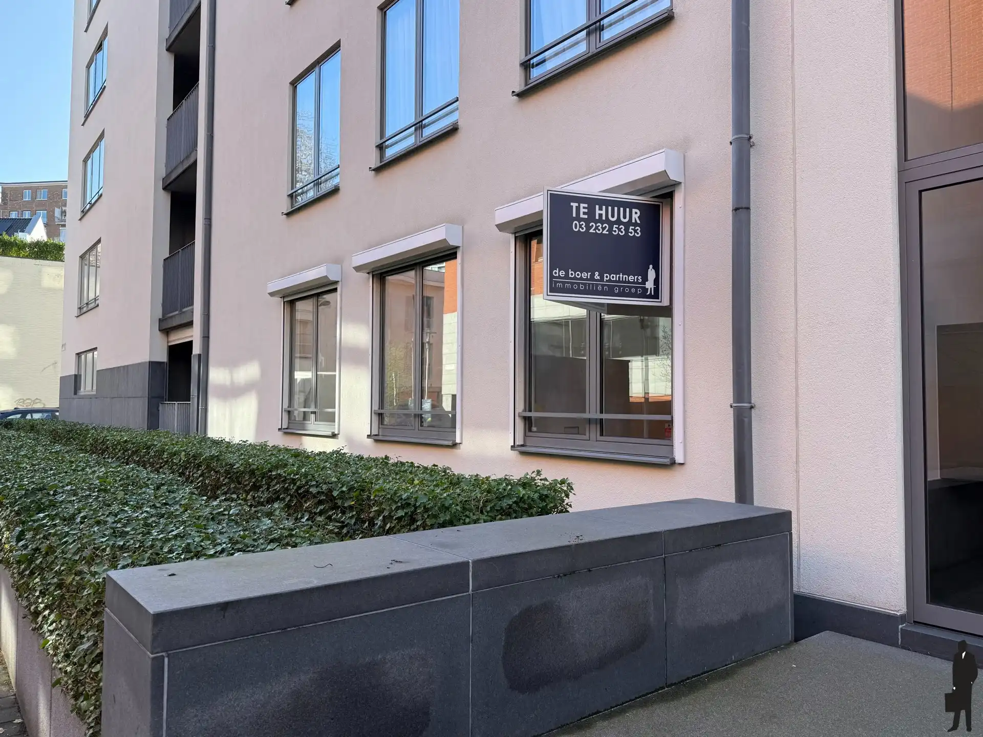 Lichtrijk gelijkvloers appartement met ruim terras foto 2