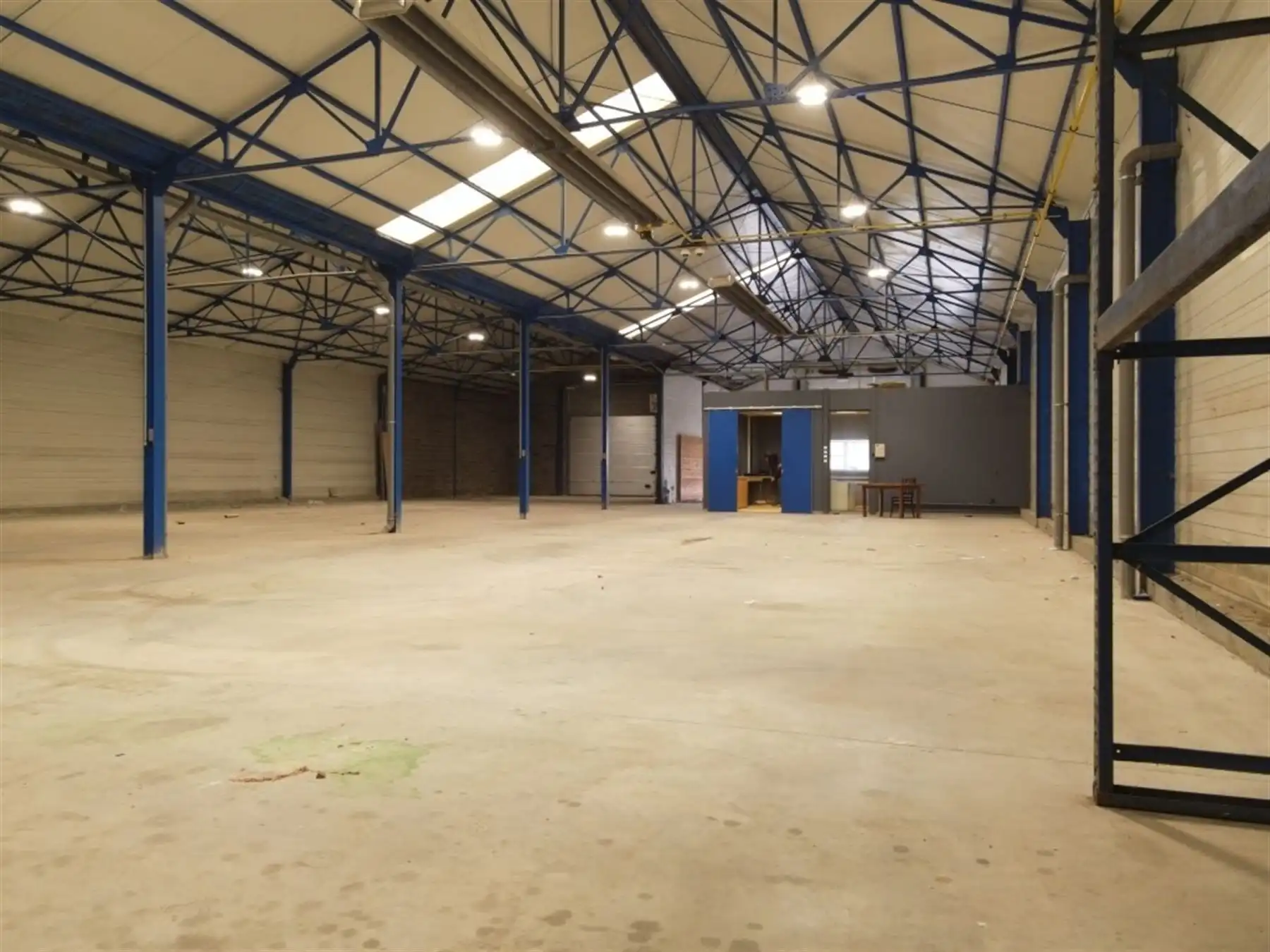 Multifunctioneel bedrijfsgebouw van +/-900m² foto 5