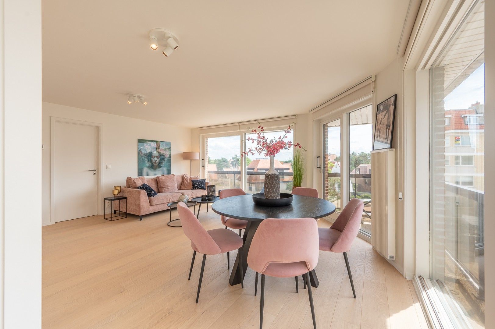 Hoekappartement met zuidwest oriëntatie en open zicht over het Driehoeksplein. foto 2