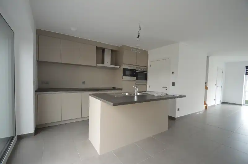 Recente lage-energiewoning met mooie tuin en garage foto 6