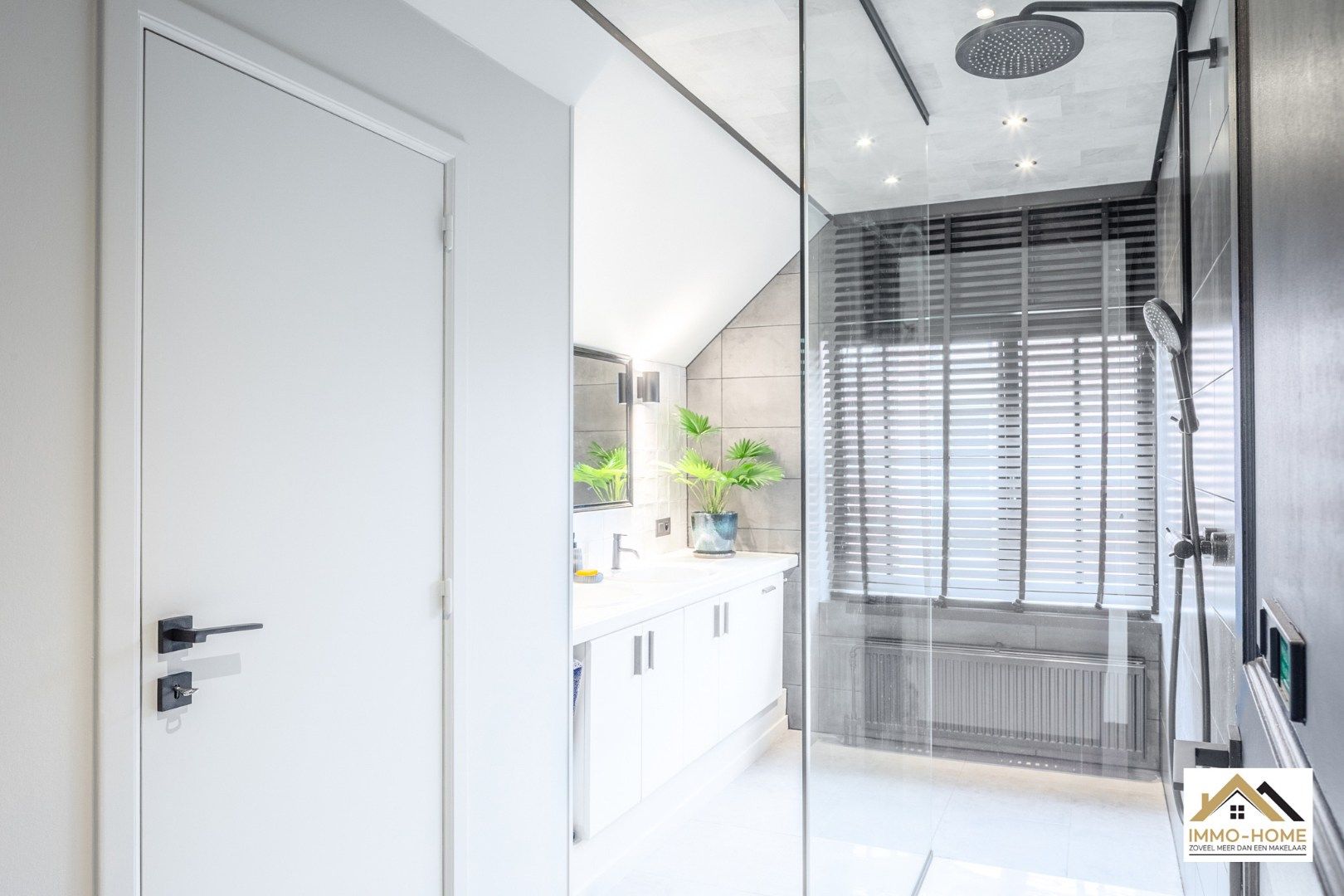 Gerenoveerde ruime gezinswoning met tuin en dubbele garage! foto 22