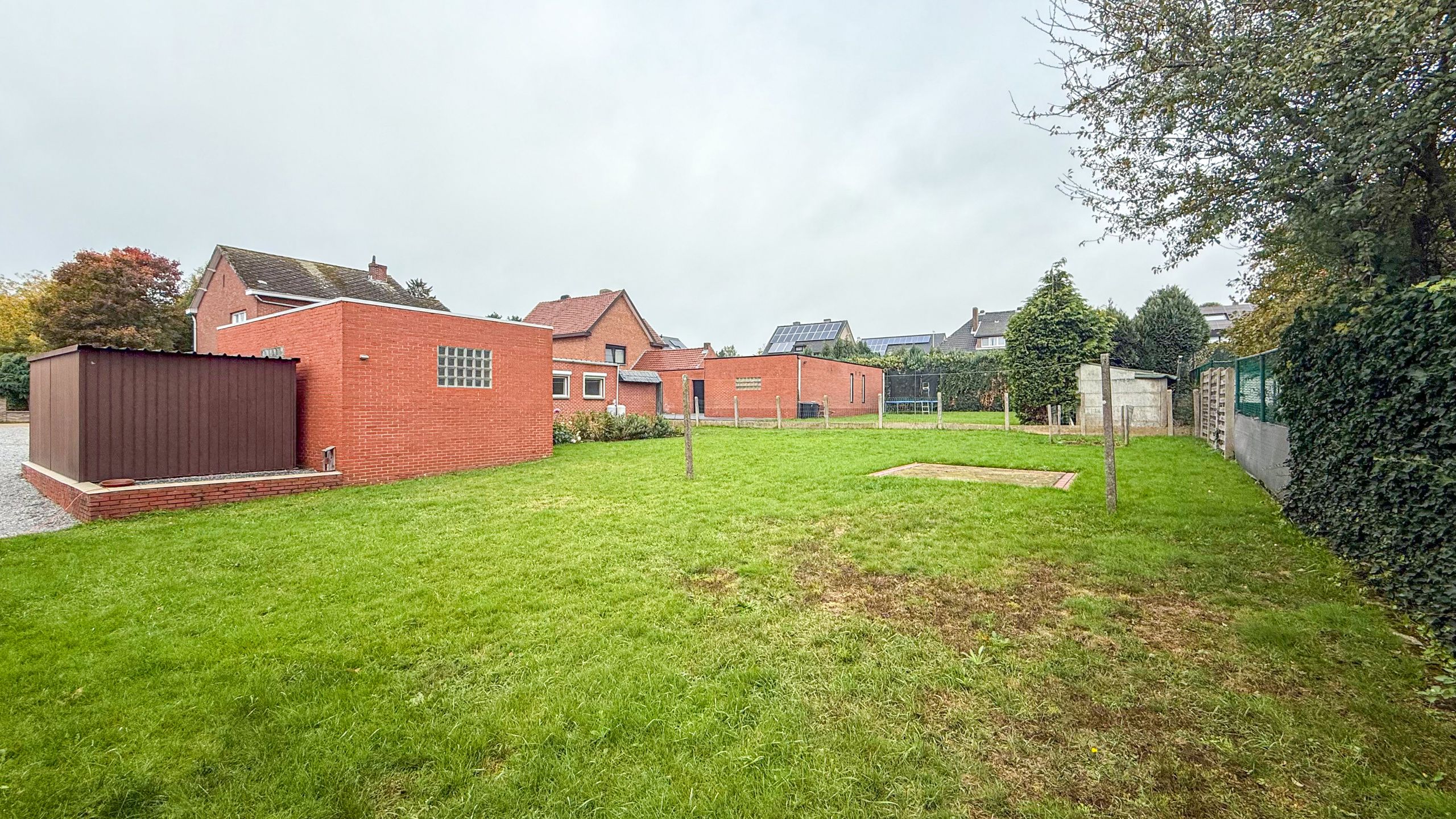 Ruime woning met 3 slaapkamers en zeer breed perceel! foto 36