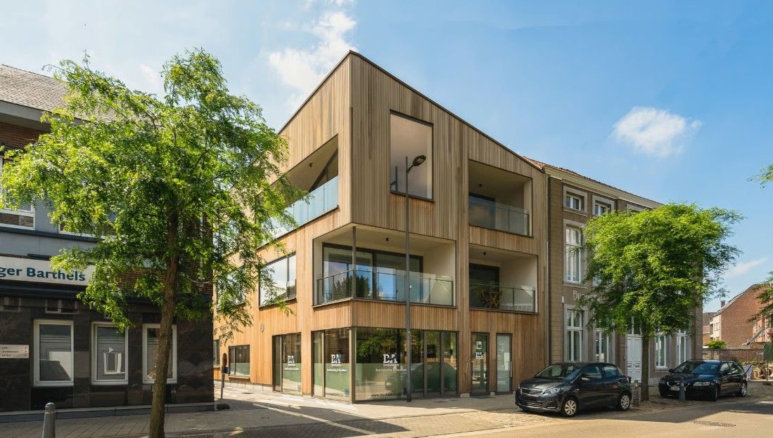 Modern gelijkvloers appartement met 1 slaapkamer en ruim terras/tuin in hartje Lanaken foto {{pictureIndex}}