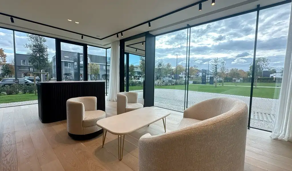 Stijlvol handelspand te huur langs Kortrijksesteenweg in Sint-Martens-Latem foto 2