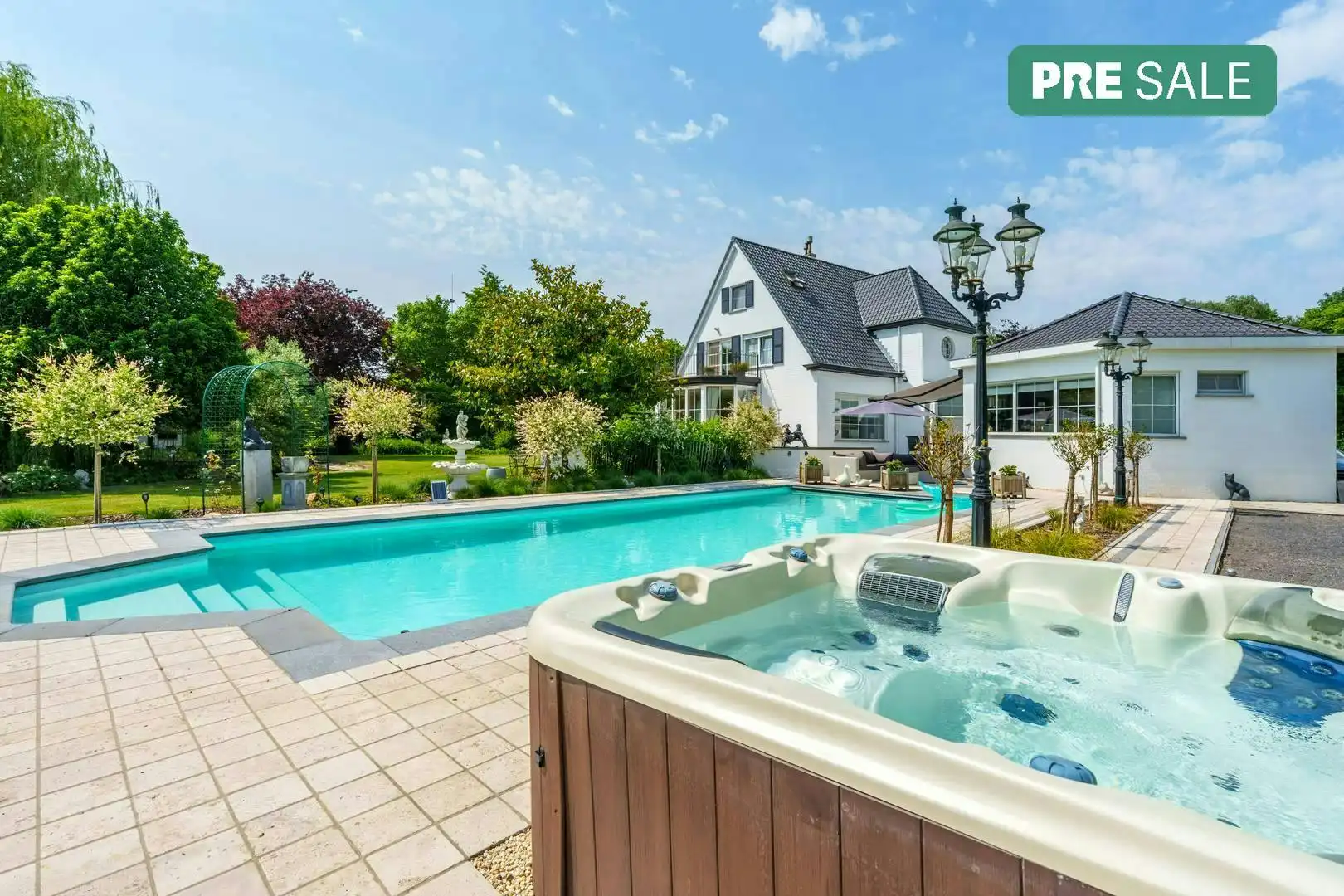 Hoofdfoto van de publicatie: Instapklare villa, bijgebouw (145 m²) op 2.890 m² te Ledegem