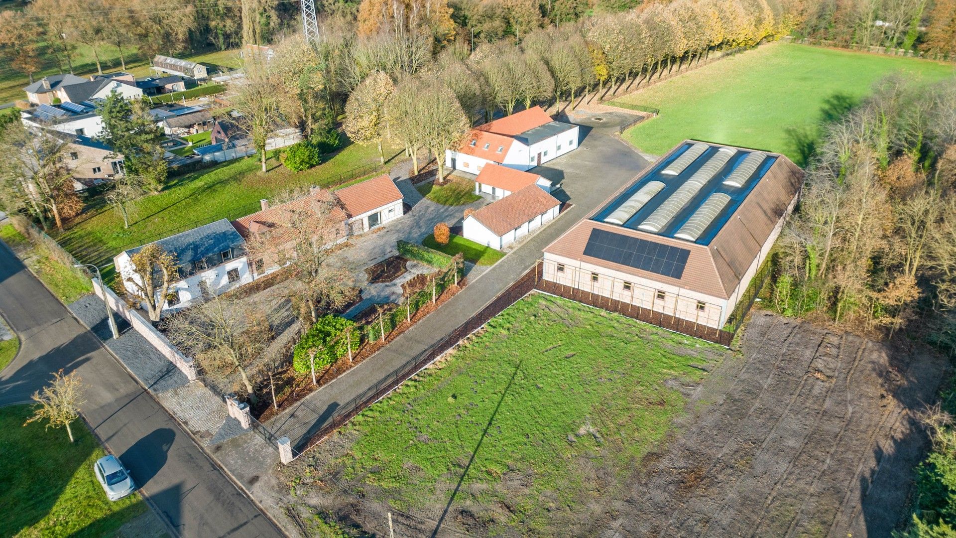 Exclusief hippisch eigendom met binnen- en buitenpiste, paardenstallen foto 56