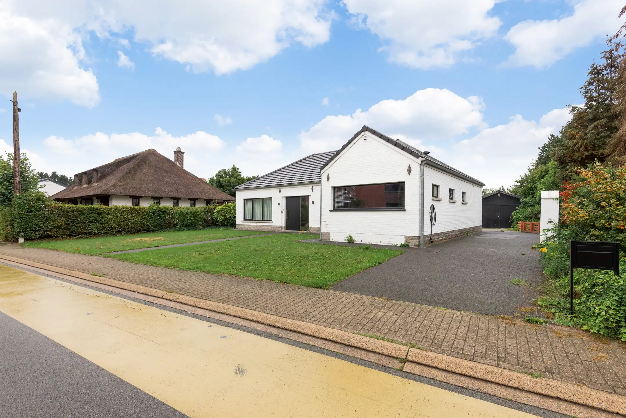 Moderne, instapklare Bungalow met 4 slpk. en 2 badk. en bijgebouw op 12 are 30 ca foto 22