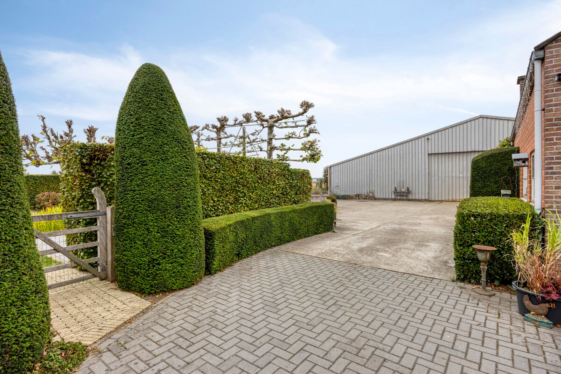 Exclusieve villa met grote loodsen combineer werken en wonen foto 31