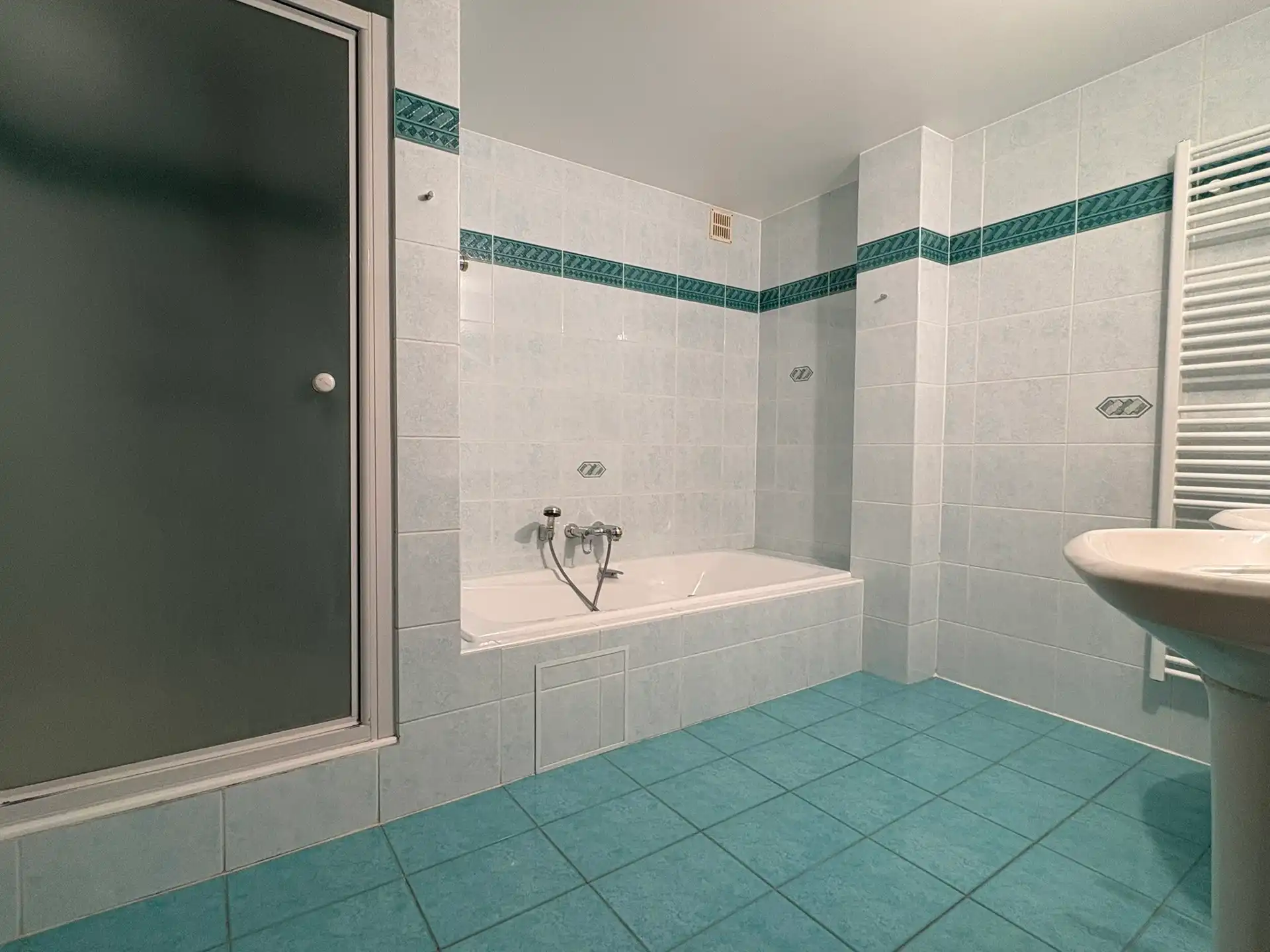 Ruim tweeslaapkamer appartement te huur in hartje Deinze foto 7