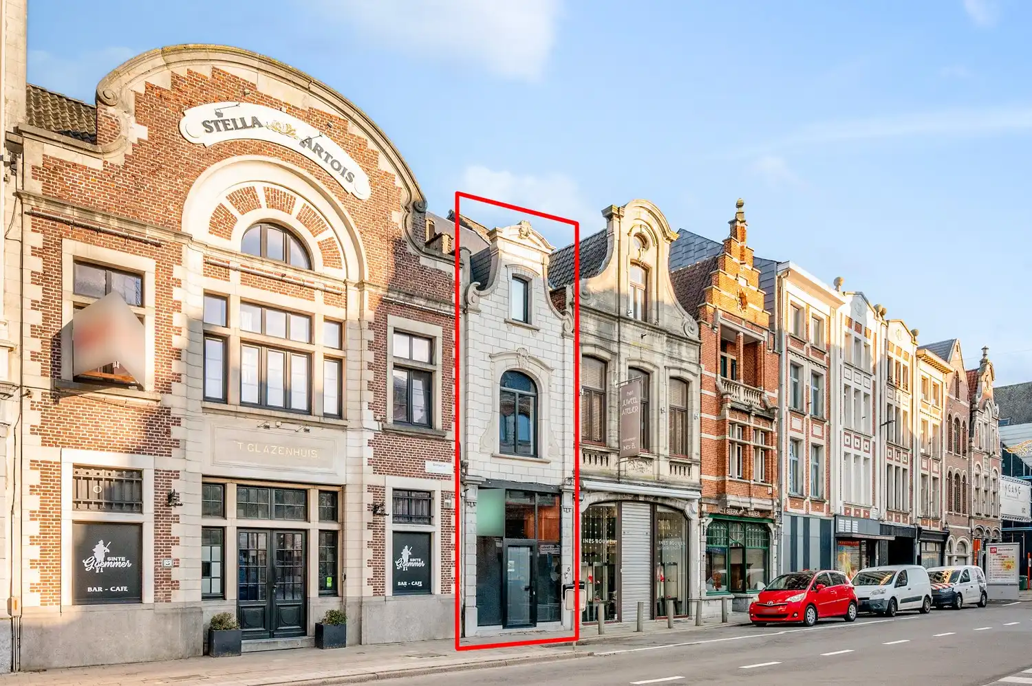 Karaktervolle erfgoedwoning op topligging tegenover de Sint-Gummaruskerk. foto {{pictureIndex}}